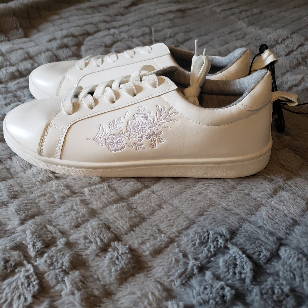 NWT! WOMEN'S WHITE EMBROIDERED FLORAL LACE UP SNEAKERS SIZE 8